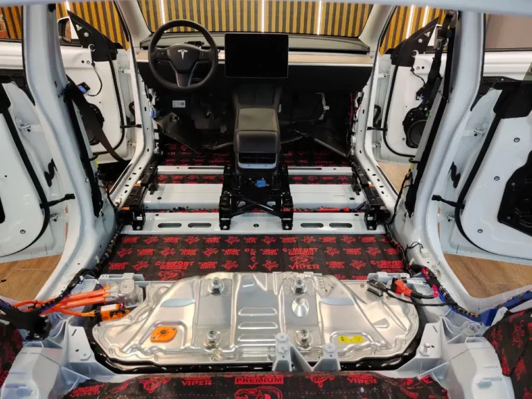 Tesla Model Y пол 01