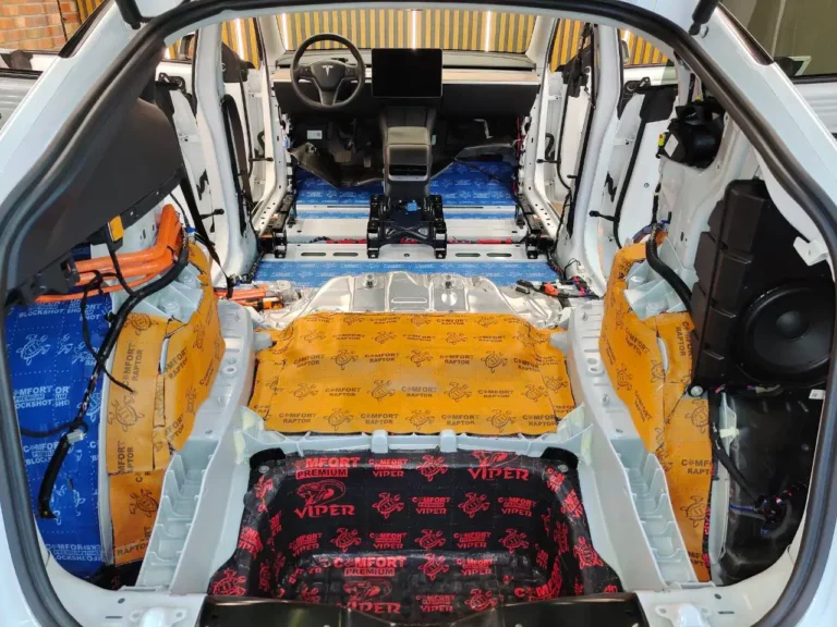 Tesla Model Y пол 3