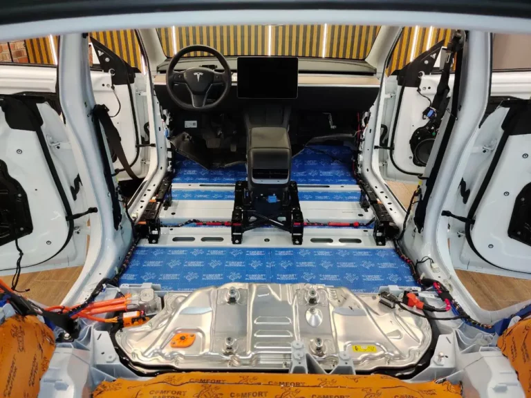 Tesla Model Y пол 4