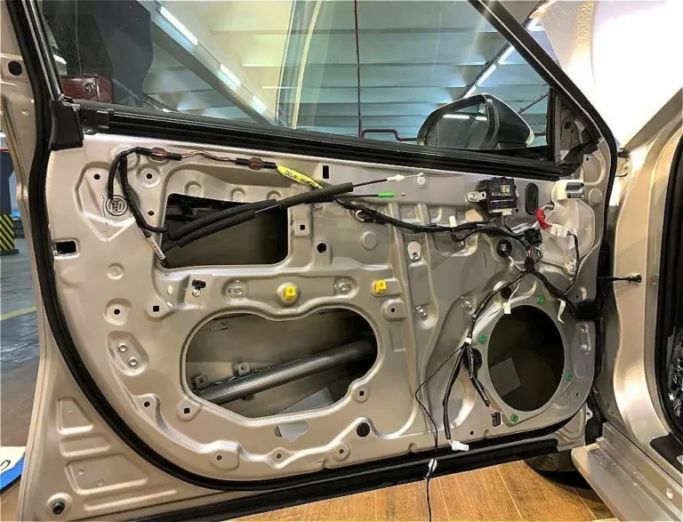 Шумоизоляция Toyota Camry 2021 двер 1